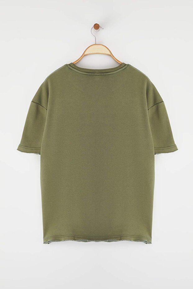 Yeşil Oversize/Geniş Kesim Eskitme/Soluk Efekt Dikiş Detaylı Kalın T-Shirt TMNSS25TS00222 - 8