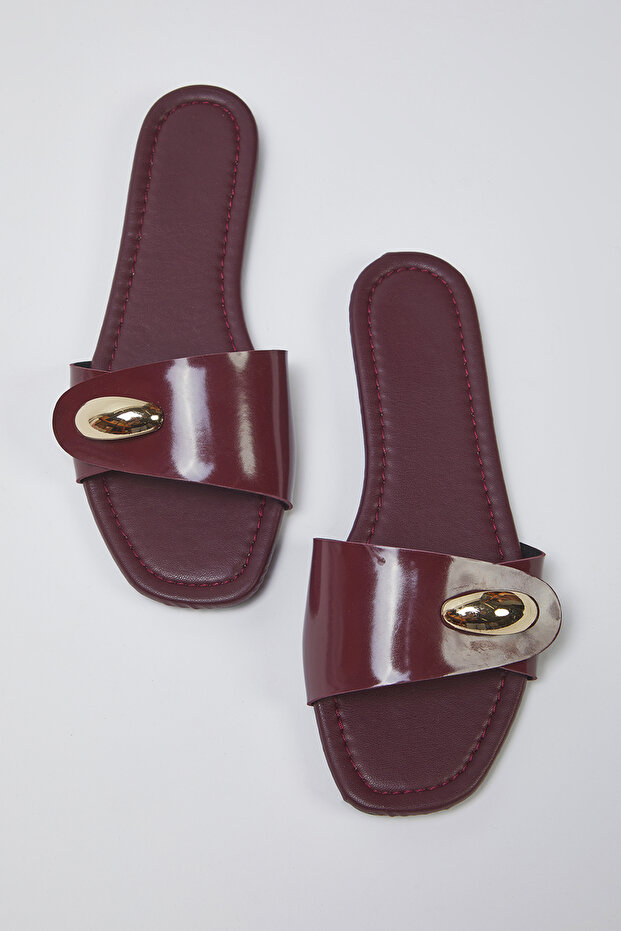 Burgundowe metalowe zdobione damskie stylowe kapcie TAKSS25TE00041 - 1