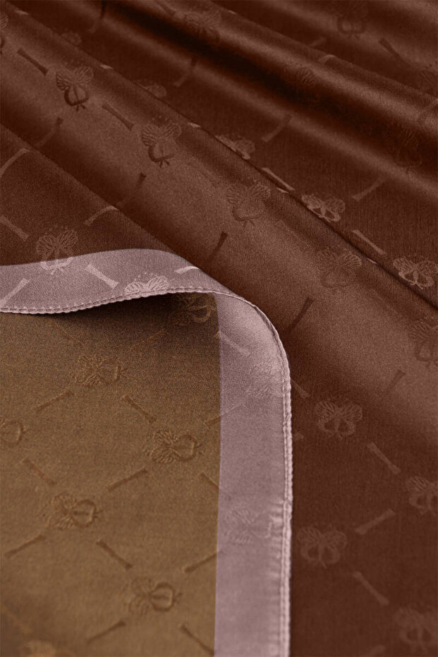 شال حريري بنمط حرف واحد فقط باللون البني - 5