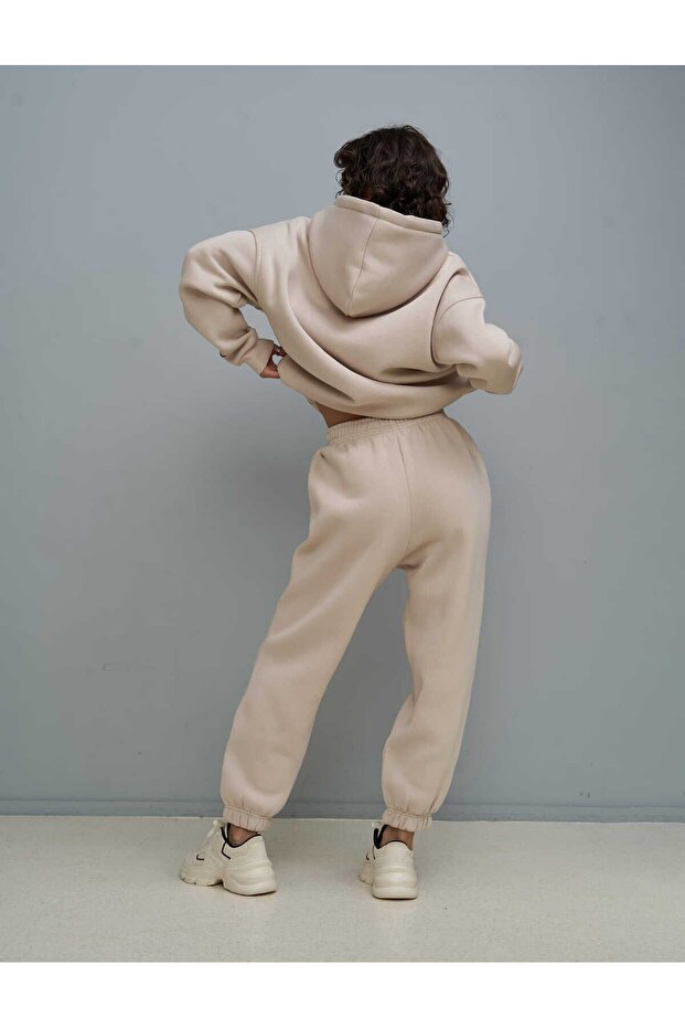 بدلة رياضية ذات طباعة بسيطة على شكل عظمة - 5