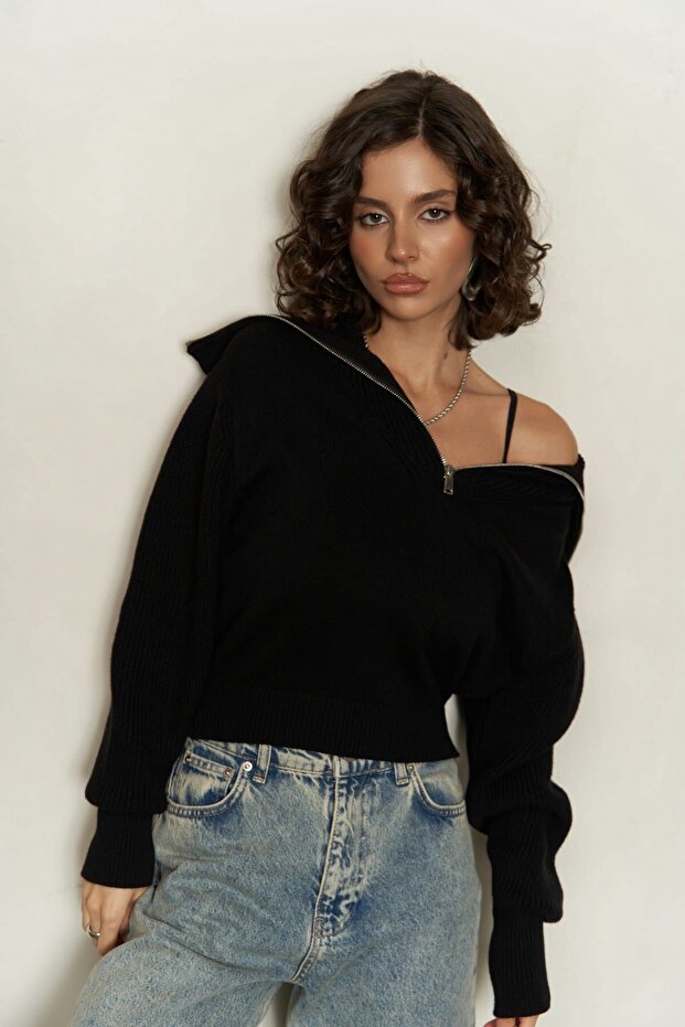 Endloser schwarzer Pullover mit halbem Reißverschluss - 5