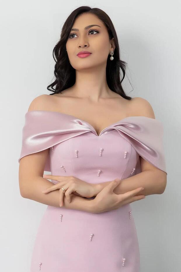 Luxus púderrózsaszín estélyi ruha – kövekkel hímzett vállú, mélyen dekoltált ceruzaruha különleges alkalmakra, elegancia 405 - 1