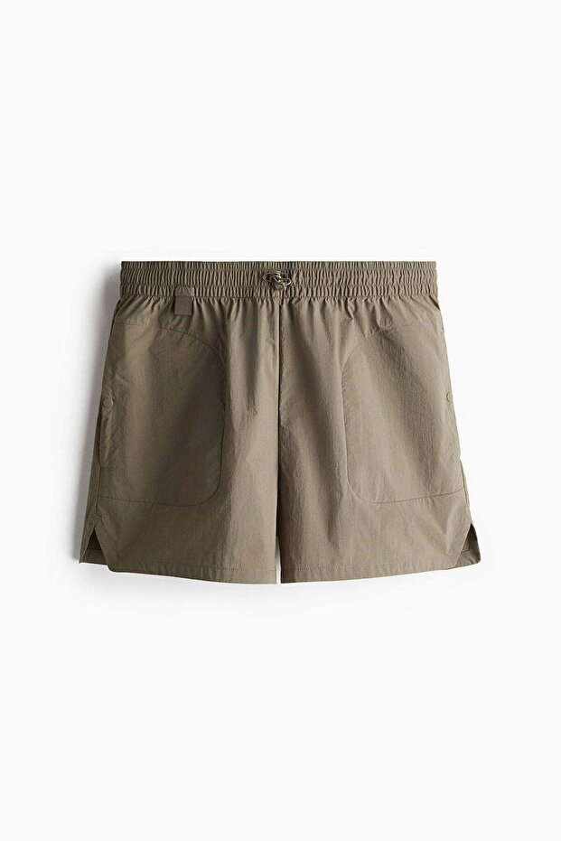 Lightweight water-repellent outdoor shorts