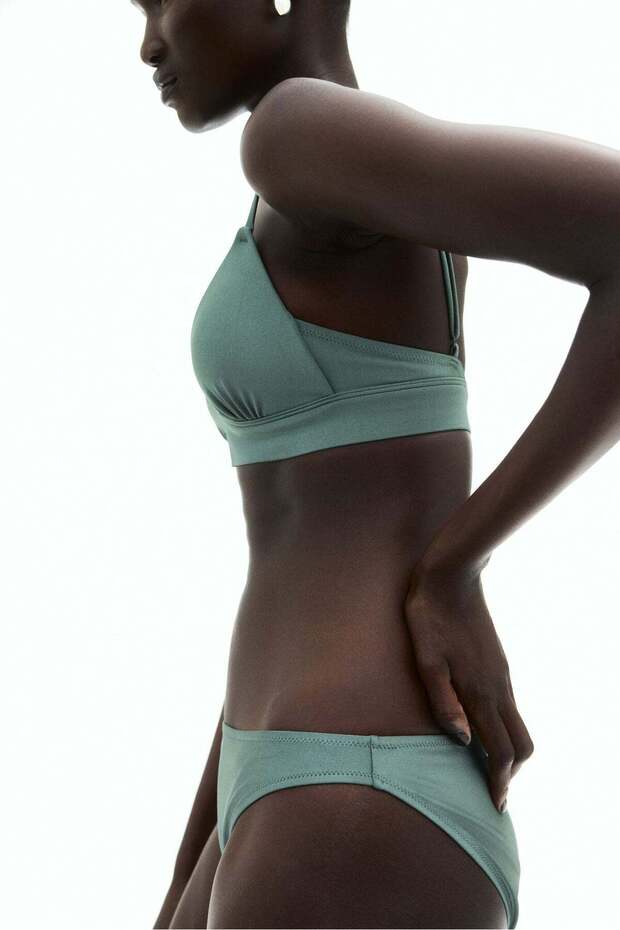 الجزء العلوي من بيكيني مثلث الشكل - 4