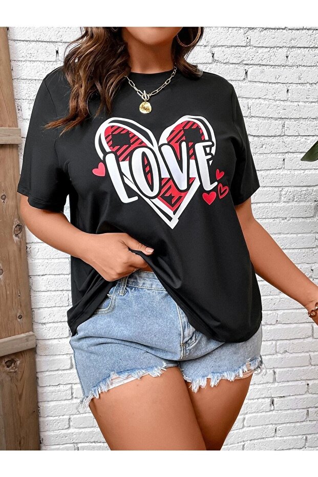 تي شيرت أسود كبير الحجم مطبوع عليه Love