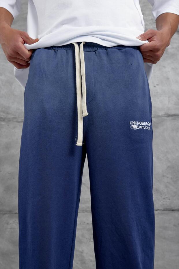 بنطال رياضي مكتوب باللون الأزرق الداكن من Unknow Studios - 3