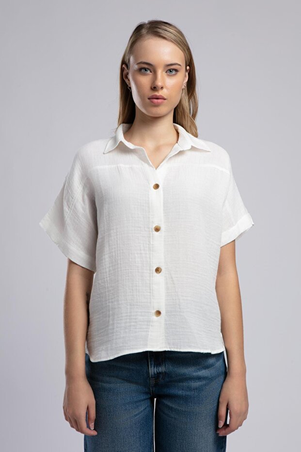 قميص نسائي كلاسيكي مريح ذو ياقة عادية باللون الأبيض 252 LCF 241001 KIERRA WHITE