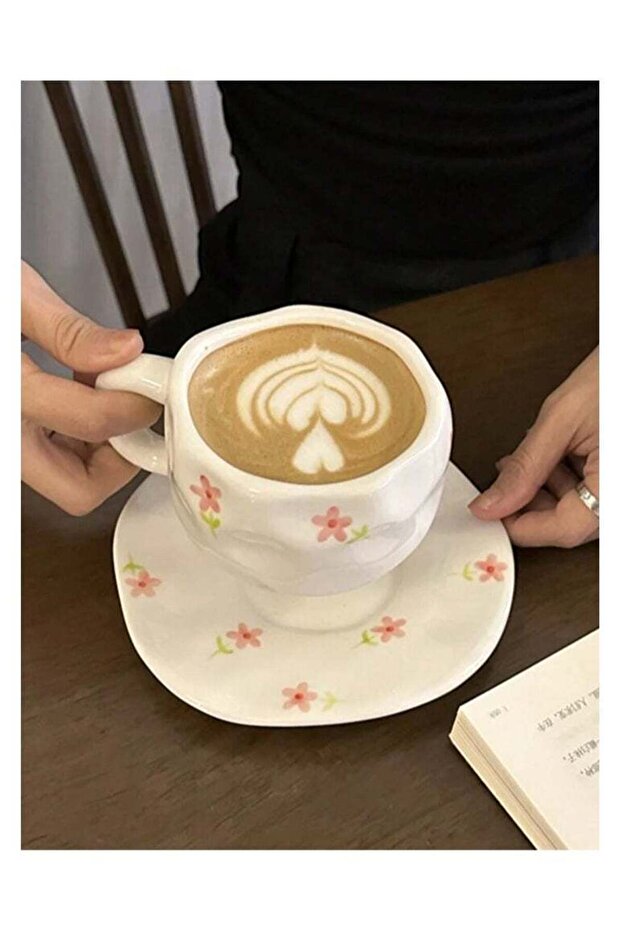 كوب قهوة سيراميك أبيض بتصميم زهور وردية - أنيق وفريد من نوعه