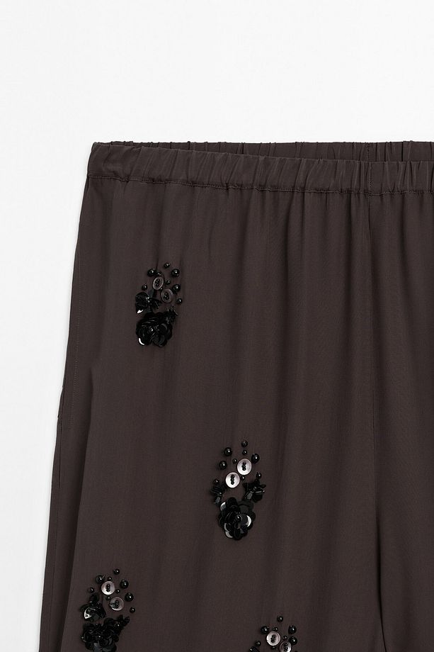 Çiçek aplikeli dökümlü pantolon - 6