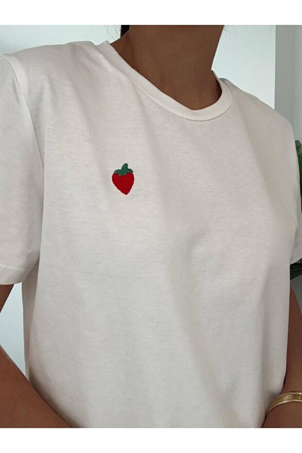 تي شيرت منقوش بالفراولة باللون الأبيض - 2