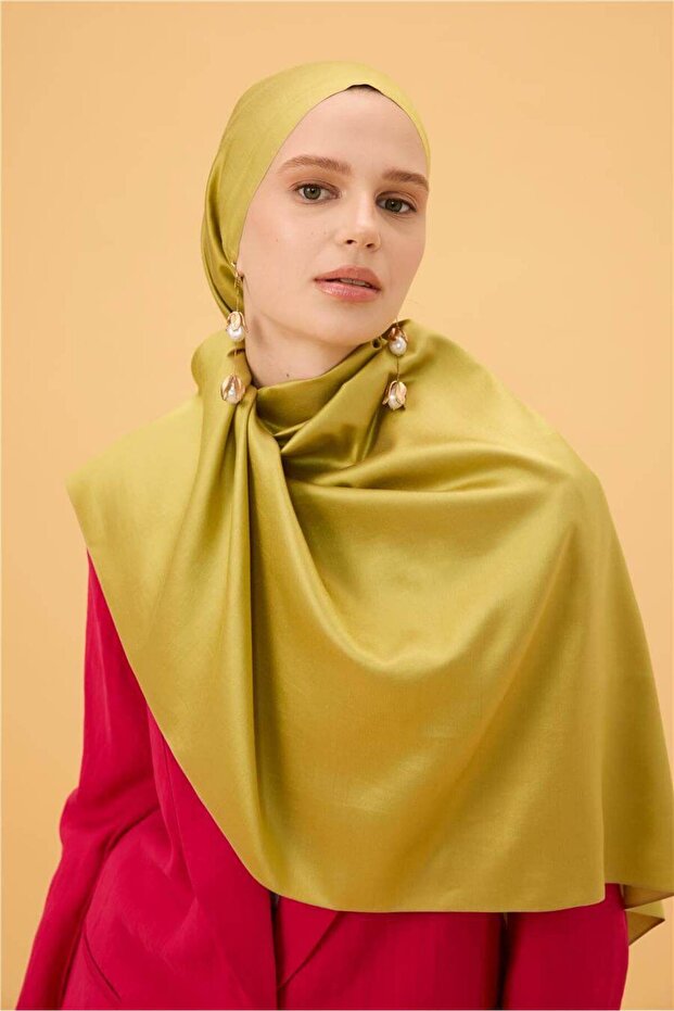 Oil Green Plain Double Sided Silk Shawl Model
