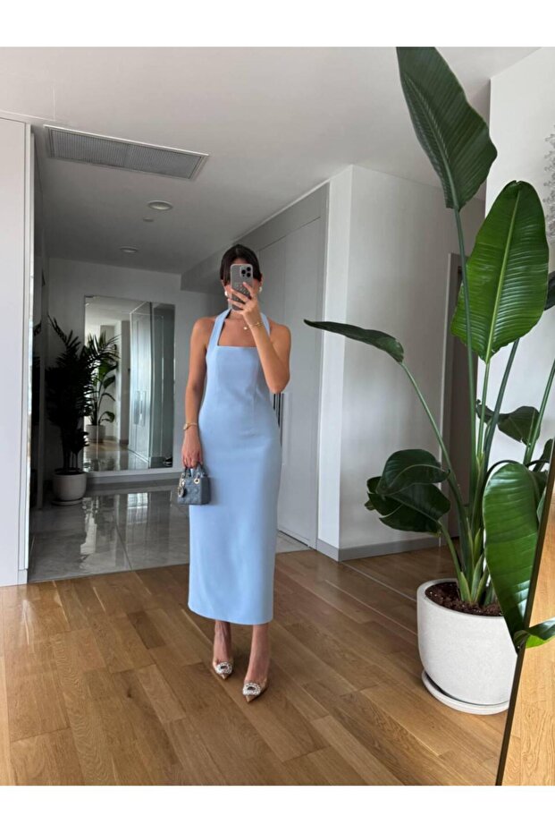 فستان طويل بحزام على الرقبة - 4