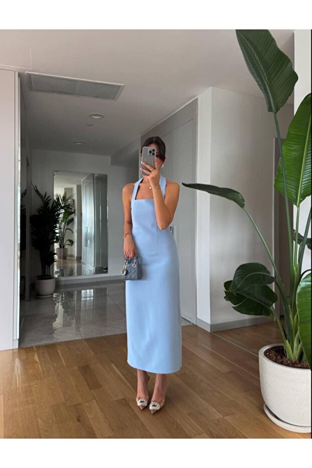 فستان طويل بحزام على الرقبة - 1