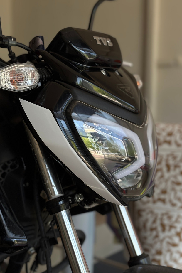 ملصق تفاصيل الحاجب الأمامي باللون الأبيض لـ TVS Raider (يمين ويسار)