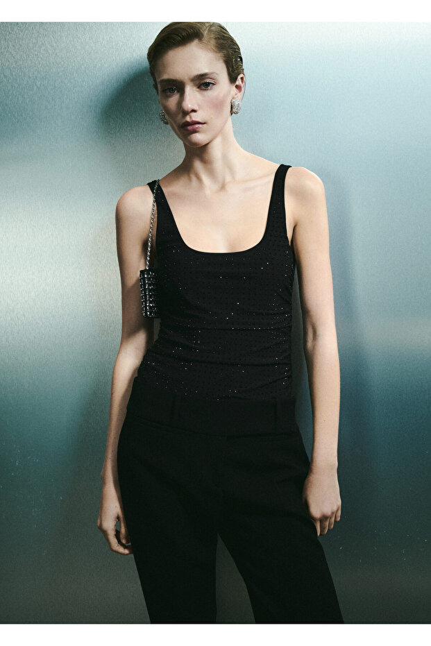 Schwarzer Frauenkörper 77099057 - 3