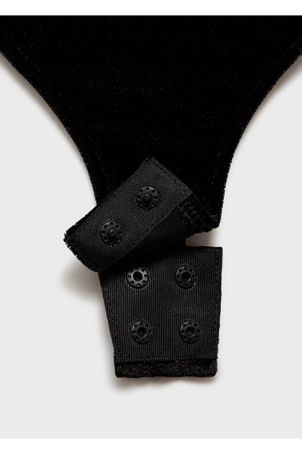 Schwarzer Frauenkörper 77099060 - 7