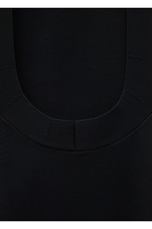 Schwarzer Frauenkörper 77039040 - 6