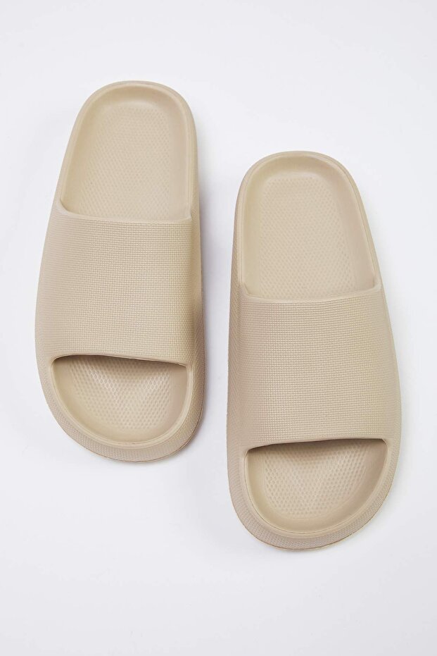 Beżowe płaskie kapcie męskie z jasną podeszwą TAKSS25TE00028 - 1