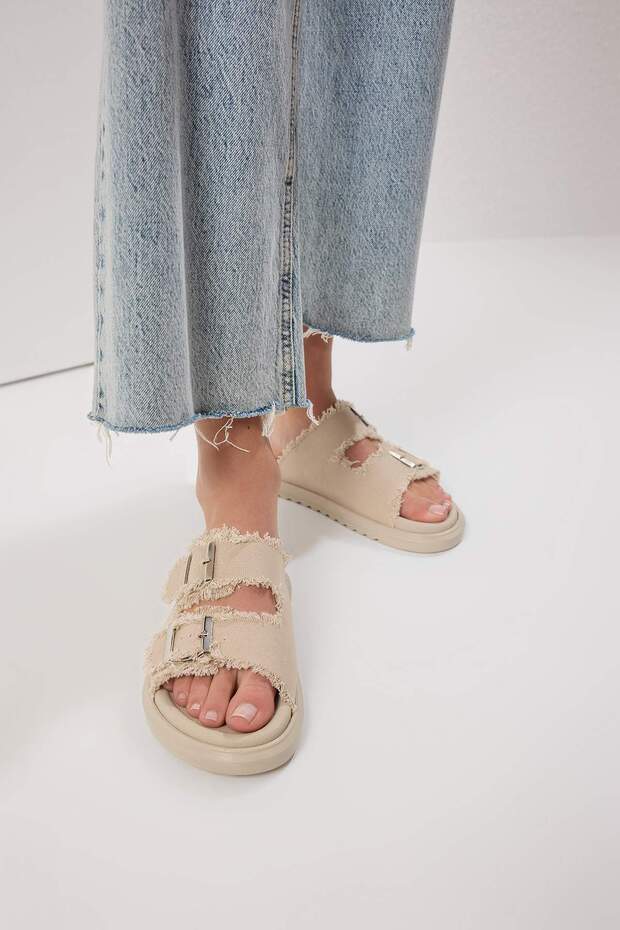 Ecru Denim Klamra z frędzlami i podwójnym paskiem Damskie kapcie TAKSS25TE00038 - 3