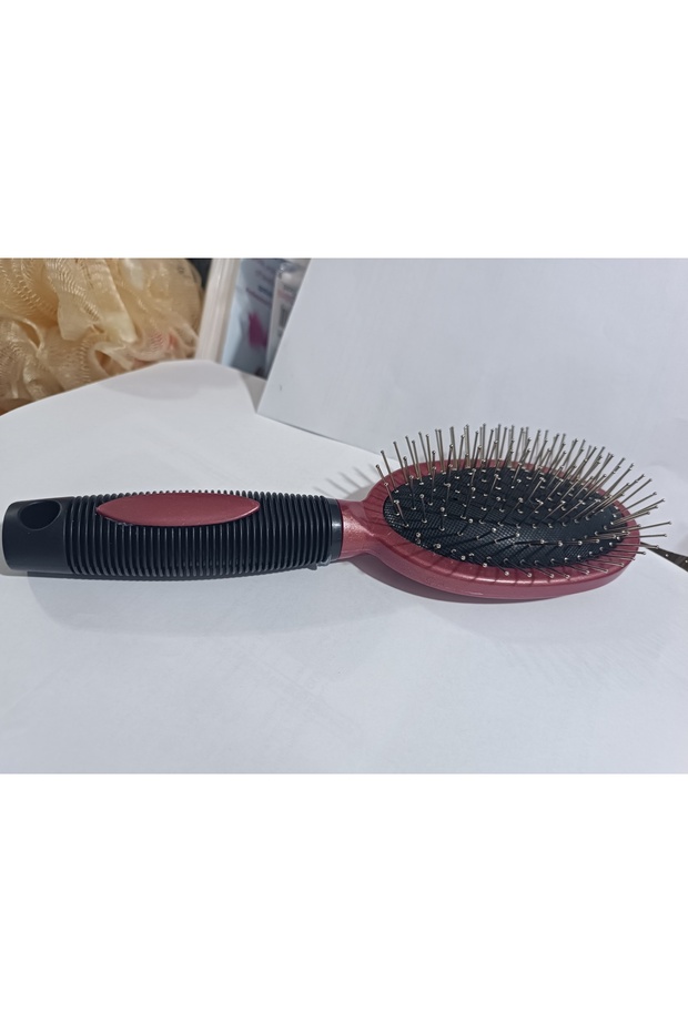 مشط كبير الحجم بطرف معدني يمنع الكهرباء