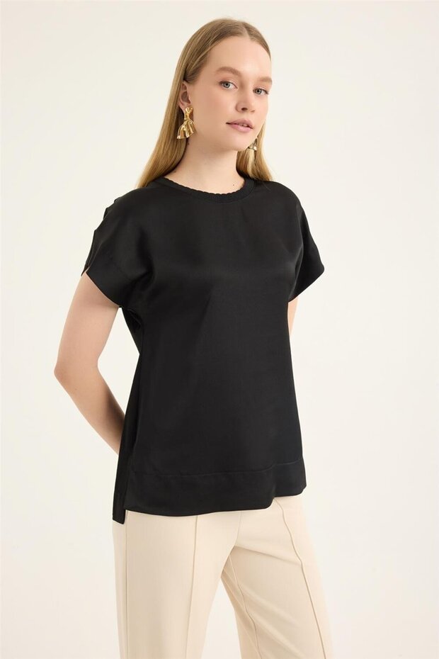 بلوزة مضلعة ذات رقبة مستديرة - 3