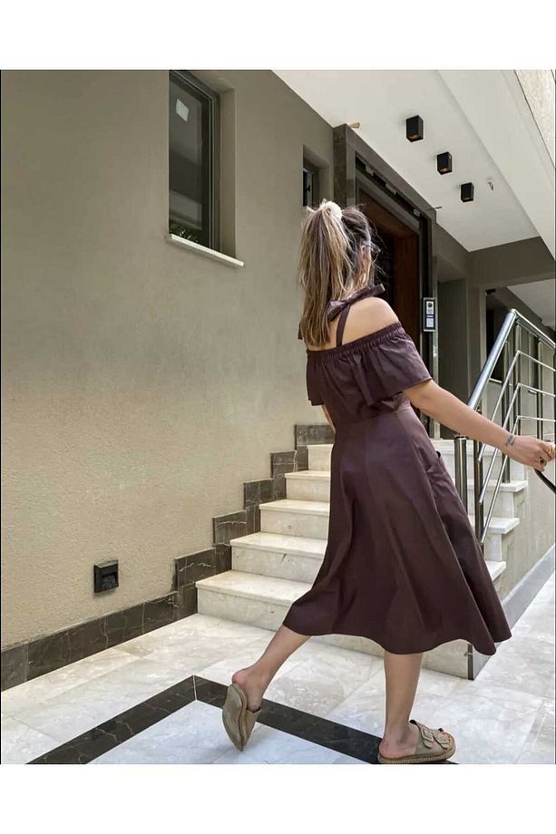 KAHVE RENGİ ASKILI KLOŞ MİDİ ELBİSE - 3