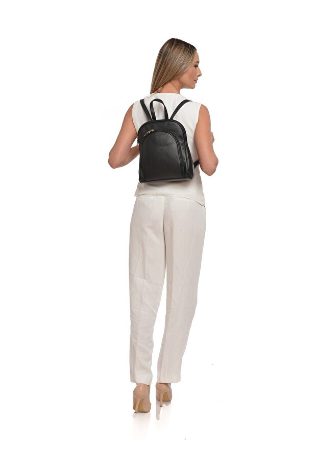 Plecak
100% skóra bydlęca
Zapięcie na suwak
Przednia kieszeń na suwak
Wewnętrzna kieszeń na suwak
Wymiary: 29x25x - 1