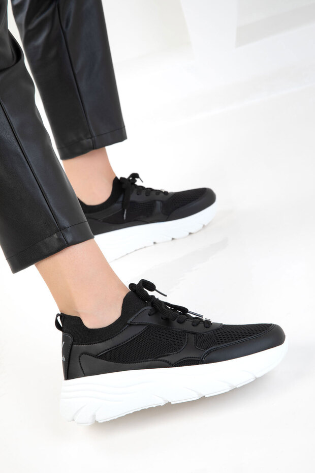 Schwarzer Damen-Sneaker 20628 - 2