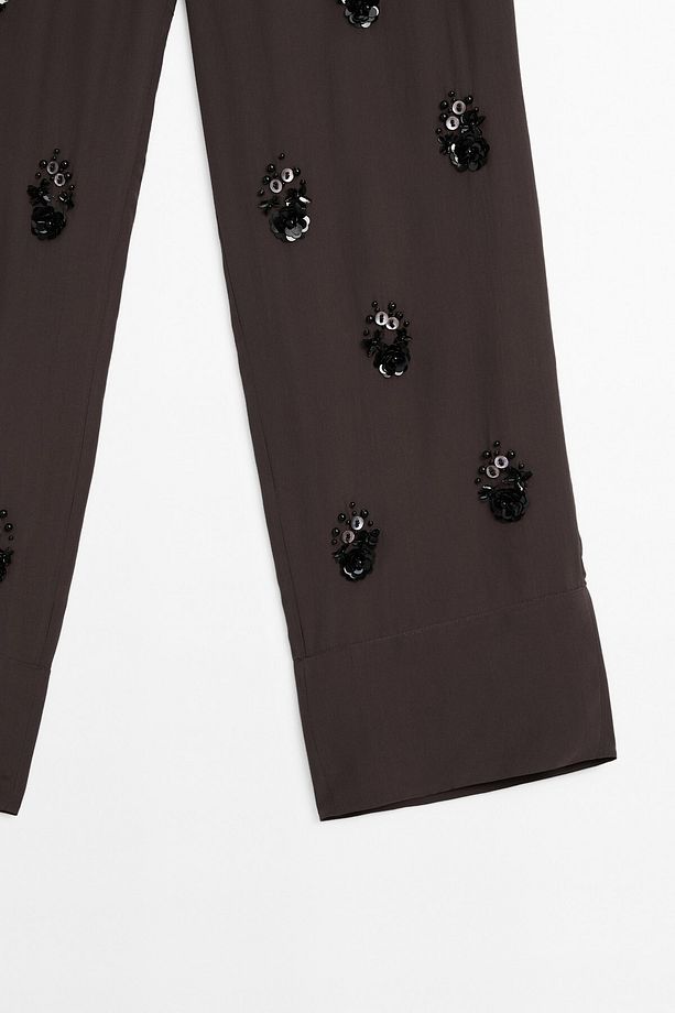 Çiçek aplikeli dökümlü pantolon - 8
