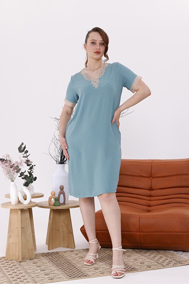 Large Size Lace Dress with Collar and Sleeves