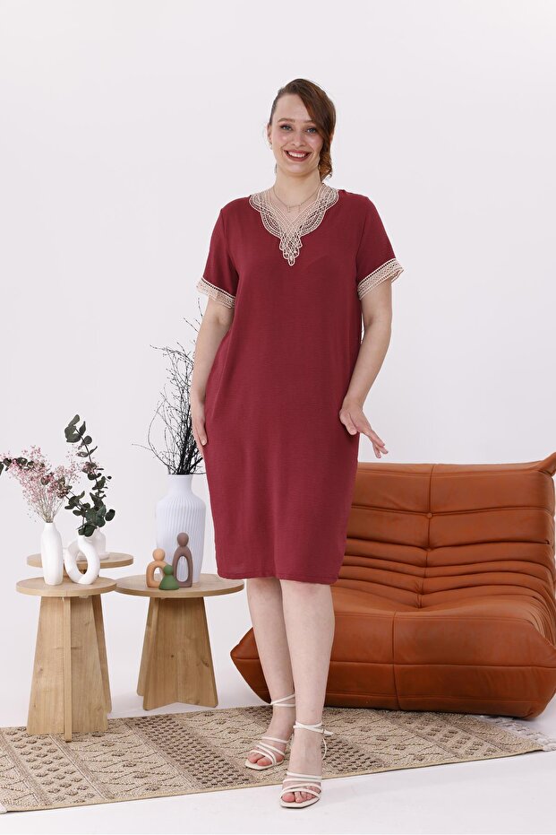 Large Size Lace Dress with Collar and Sleeves