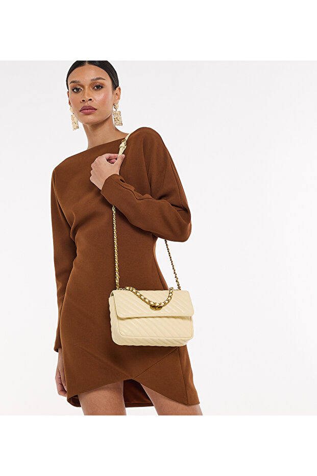 حقيبة كتف مبطنة باللون الأبيض العاجي - 7