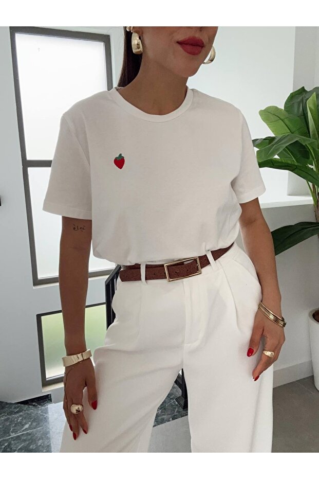 تي شيرت منقوش بالفراولة باللون الأبيض - 1