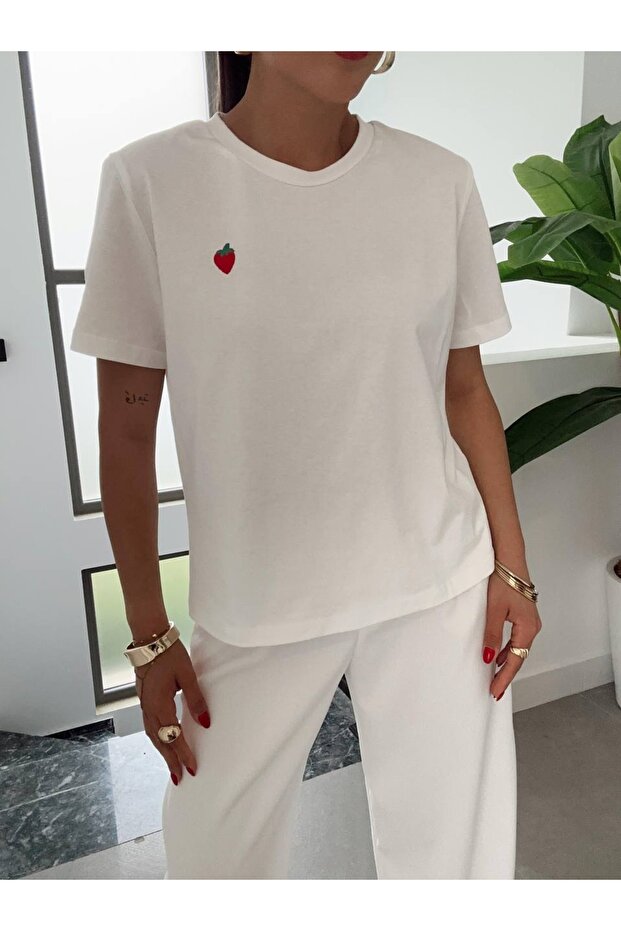 تي شيرت منقوش بالفراولة باللون الأبيض - 3