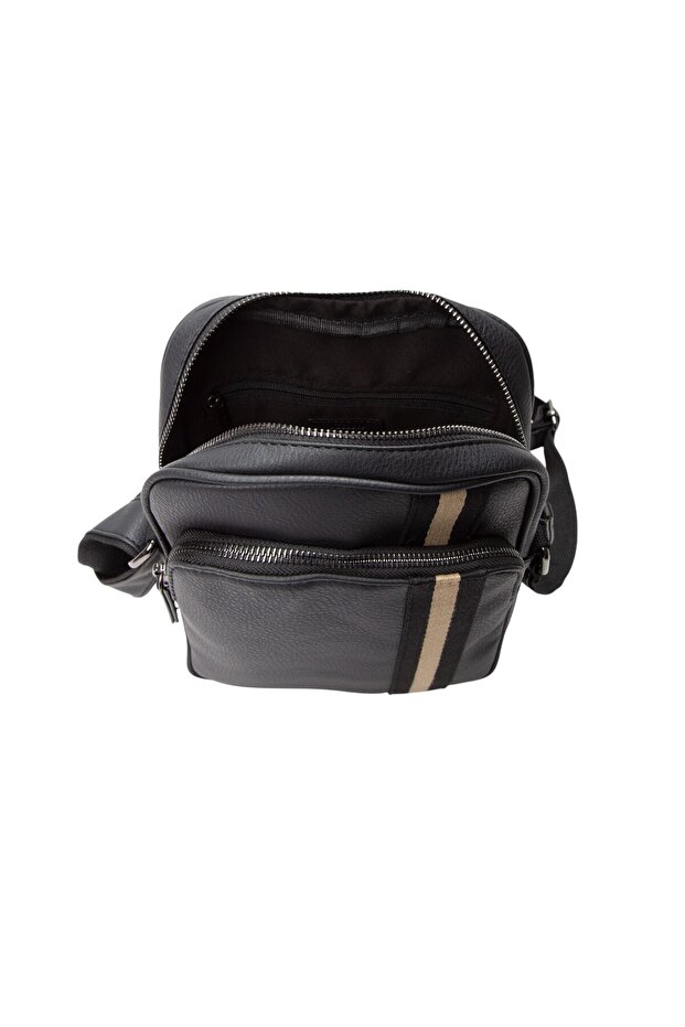 حقيبة كروس بودي صغيرة باللون الأسود - 4