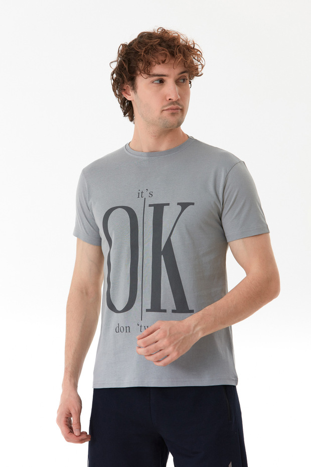 تي شيرت برقبة دائرية مطبوع عليه It's Ok