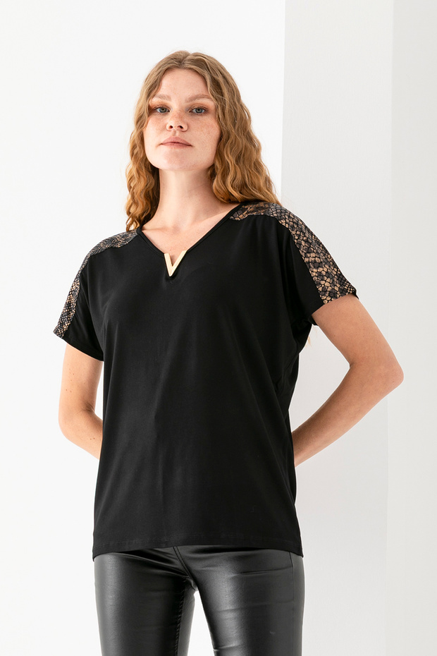 Women's Black Shoulder Snake Pattern Deaty Collar V Metal Detailed Short Sleeve Blouse