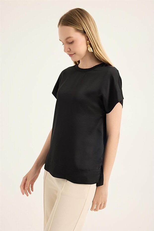 بلوزة مضلعة ذات رقبة مستديرة - 2