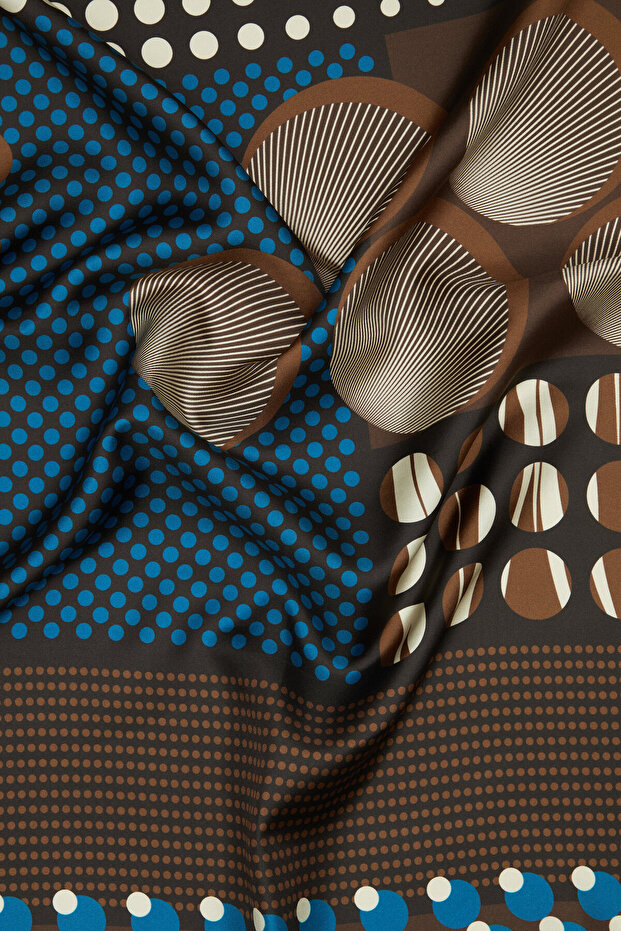 وشاح من نسيج التويل بنمط هندسي بني - 3