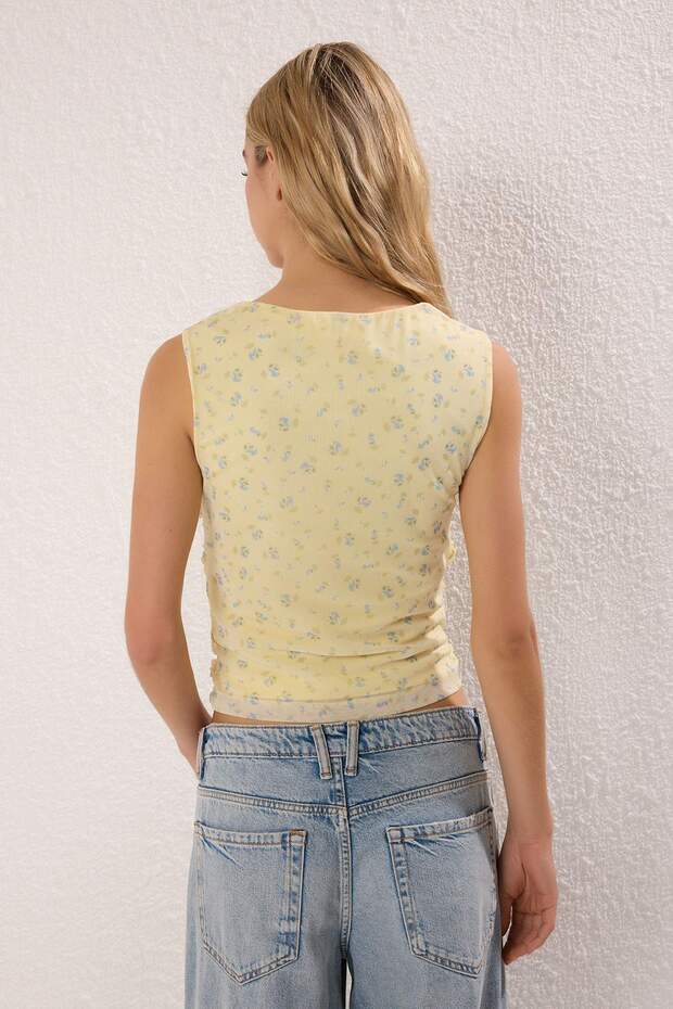 Açık Sarı Baskılı Astarlı Baskılı Tül Vücuda Oturan Crop Fiyonk Detaylı Örme Bluz TWOSS25BZ00033 - 4