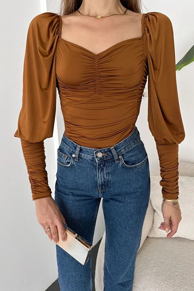 بلوزة بياقة على شكل قلب - 1