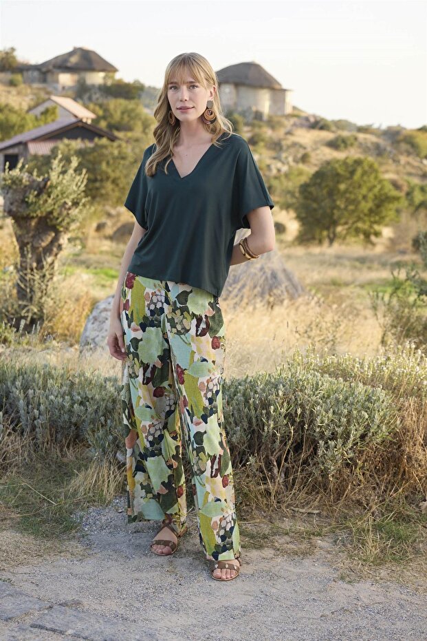 طقم علوي وسفلي بنقشة الزهور والأوراق - 2