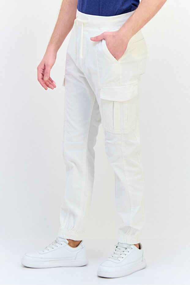 بنطال كورجو سادة بقصّة عادية للرجال، أبيض - 2