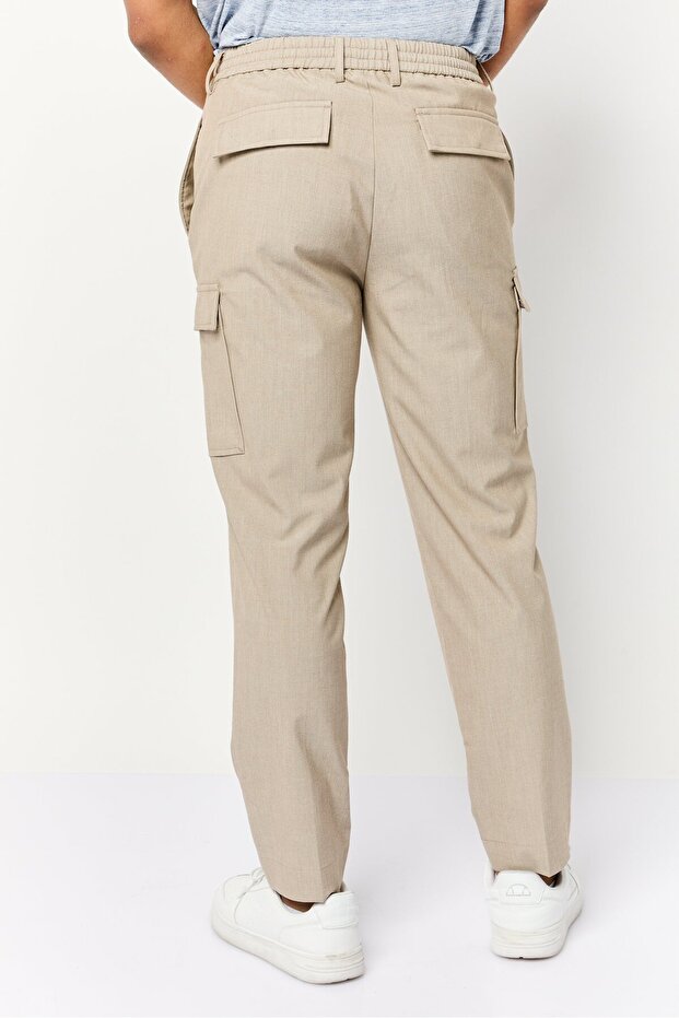 بنطلون كارغو سادة بقصّة عادية للرجال، لون بيج - 4