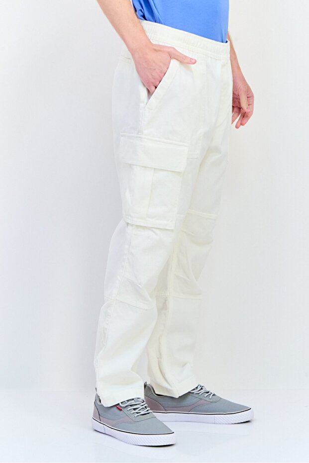 بنطلون كارغو سادة بقصّة عادية للرجال، أبيض فاتح - 2