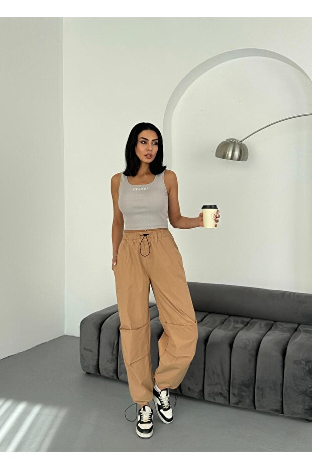 بنطلون باراشوت بطيات باللون البني الجملي - 4