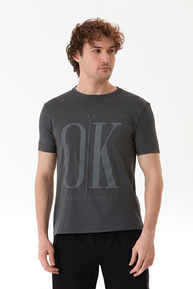 تي شيرت برقبة دائرية مطبوع عليه It's Ok