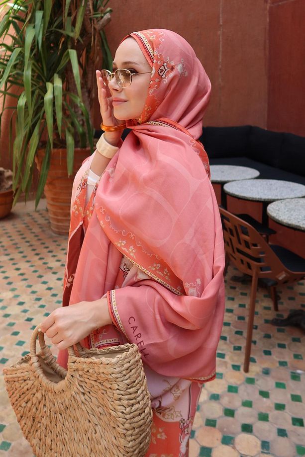 Feyza Hakyemez'in Tercihi Maknesa Mercan Monogram Floş Şal - 1