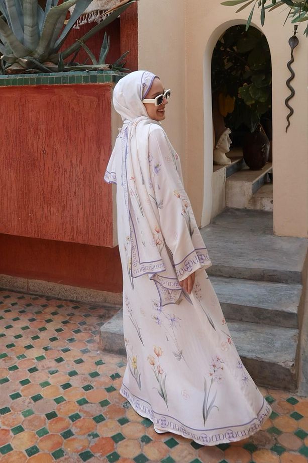 Rana Cesur'un Tercihi Palmara Ekru Floş Abaya - 2