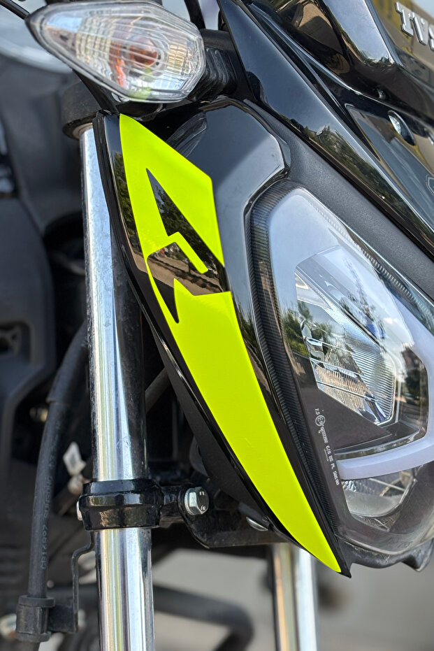 ملصق ملصق للحاجب الأمامي بشعار R أصفر نيون لـ TVS Raider (2 قطعة)